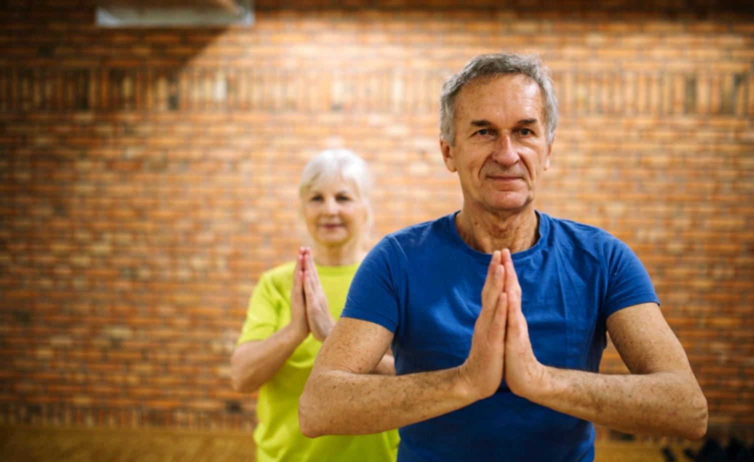 Entrenador demostrando técnica de gimnasia en ambiente profesional